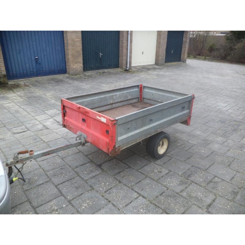 aanhangwagen opknapper   carrosserie is goed houtwerk heeft aandacht nodig met torsie as de distel kun je eruit trekken z