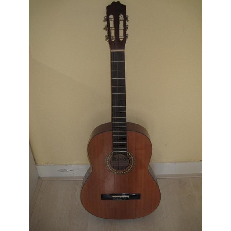 Ukelele   Gebruikte ukelele in koffer. Duitse makelij: Bruko. Uitstekende staat. Alleen afhalen!  