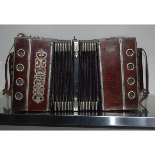 Muzikaal moment voor (dementerende) ouderen (accordeon)   Muziek is goed voor een mens. Muziek brengt herinneringen en herkenning. Muziek maakt emoties los.  
