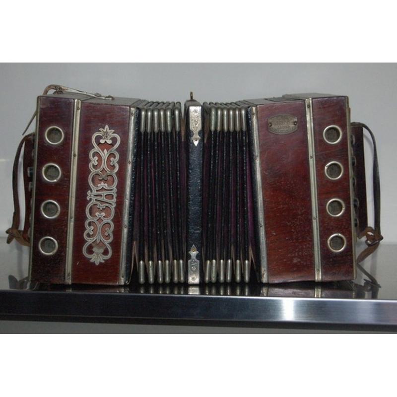 Muzikaal moment voor (dementerende) ouderen (accordeon)   Muziek is goed voor een mens. Muziek brengt herinneringen en herkenning. Muziek maakt emoties los.  