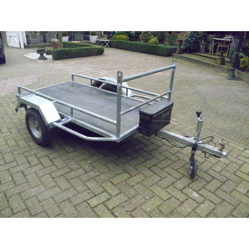retro bagagewagen   leuke bagagewagen. voor bv achter de oldtimer. voor vragen bellen met 03-51166710 eventueel te ruil