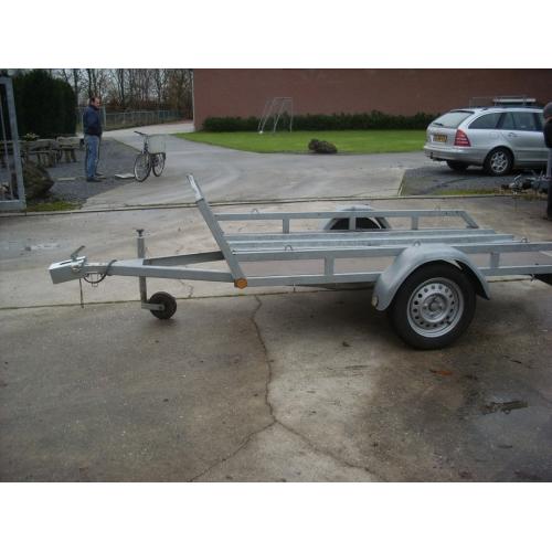 Aanhangwagen   Te Koop; Aanhanger motor ambulance Afm; laatruimte 200 x 95 cm. Achter twee steunpoten ui