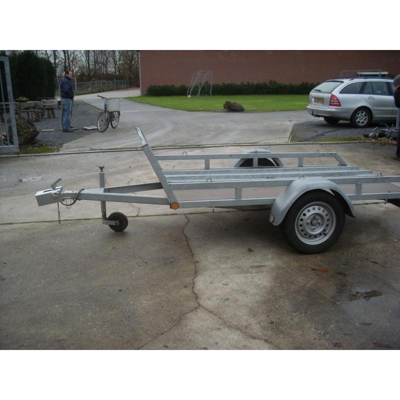 Aanhangwagen   Te Koop; Aanhanger motor ambulance Afm; laatruimte 200 x 95 cm. Achter twee steunpoten ui