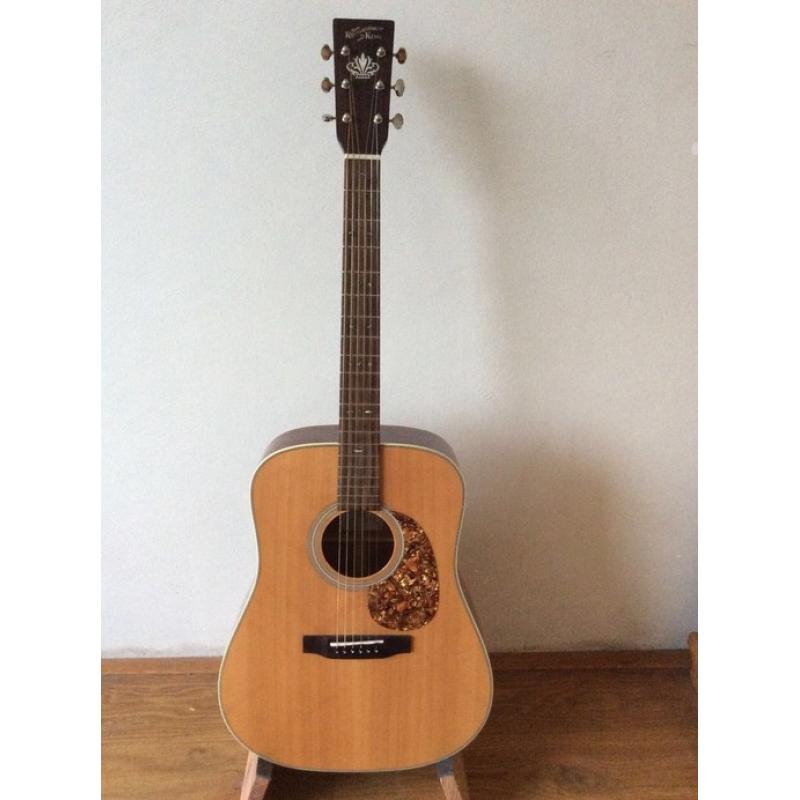 Fender semi akoestische gitaar+tas en snaren   goede Fender gitaar met mooi versterk element, helderde tonen. zitten wat gebruikerskrasjes op.  