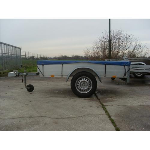 T.e.a.b. Aanhangwagen wit   Te koop: niet al te grote aanhangwagen met afsluitbaar deksel. Afmetingen: LxB = 155 x 101 cm, wie