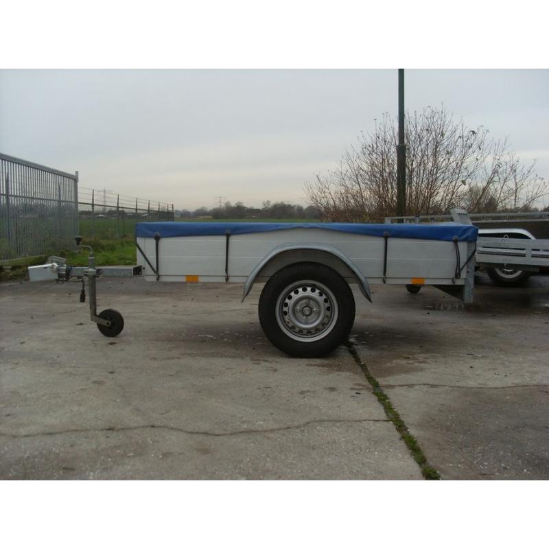 T.e.a.b. Aanhangwagen wit   Te koop: niet al te grote aanhangwagen met afsluitbaar deksel. Afmetingen: LxB = 155 x 101 cm, wie