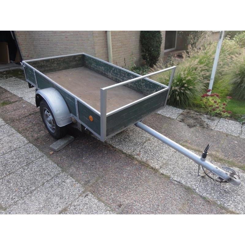 aanhangwagen   aanhangwagen met verhoogde schotten 60cm dubbel asser niet rot voorzien van 2 nieuwe ba
