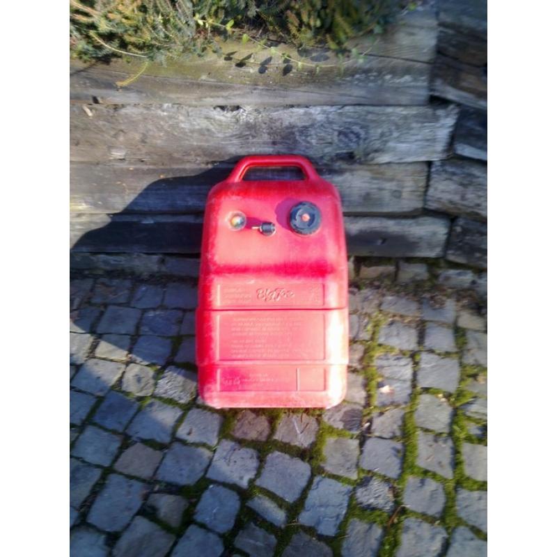 Kunststof benzinetank 22l.   Kunststof benzinetank 22l. Met Benzinemeter en aansluitventiel. 