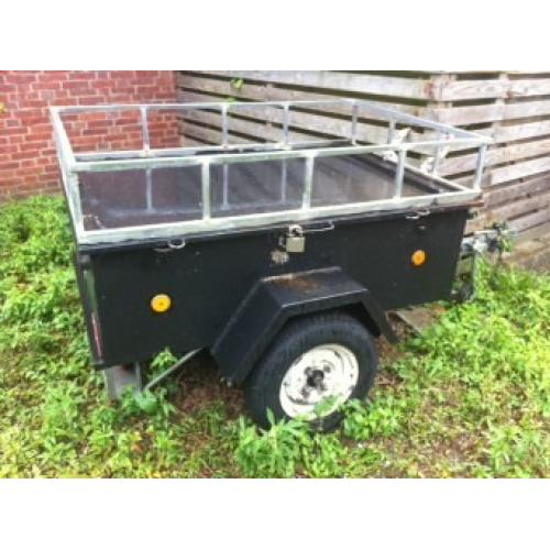 Gesloten aanhangwagen te koop   Prachtige aanhangwagen te koop. Hij is niet veel gebruikt en ziet er nog goed uit.  