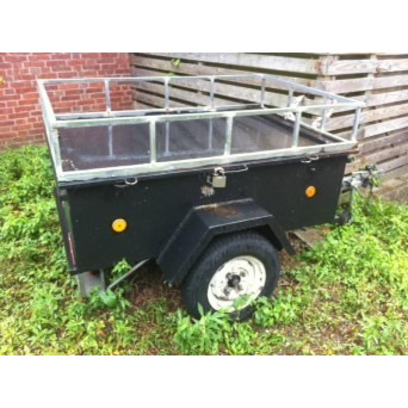 Gesloten aanhangwagen te koop   Prachtige aanhangwagen te koop. Hij is niet veel gebruikt en ziet er nog goed uit.  