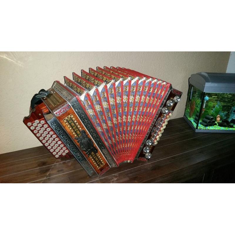 accordeon mooie speciale uitvoering   Accordeon mooie uitvoering Met koffer Doe een leuk bod Info 0633930419 