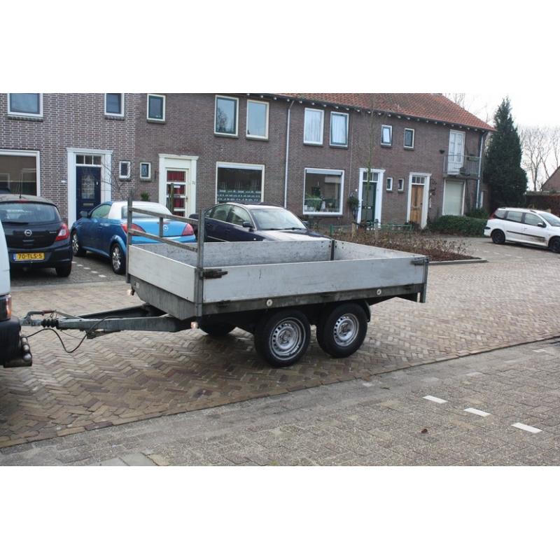 huif aanhanger 750 kg enkel as nog als nieuw   ziet er goed uit hout beetje verkleurt maar veder goed huif kan er makkelijk in delen af kan zo ach
