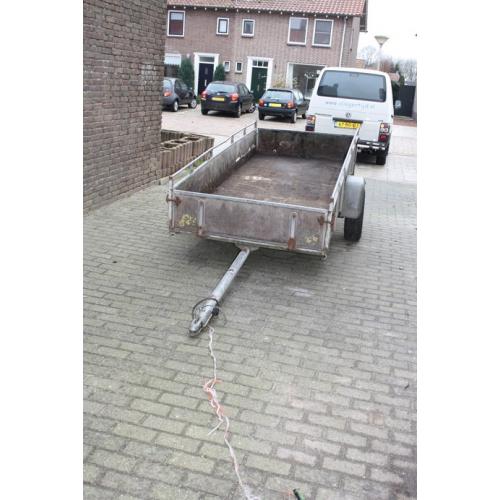 Kipper Achterwaards   Merk: Equipe Soort wagen: achterwaardse kipper handbediend Bouwjaar: 1984 Afmeting: 150 x