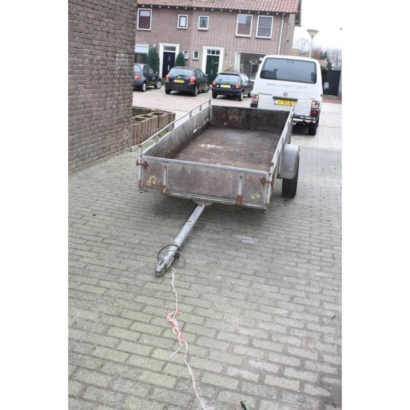 Kipper Achterwaards   Merk: Equipe Soort wagen: achterwaardse kipper handbediend Bouwjaar: 1984 Afmeting: 150 x