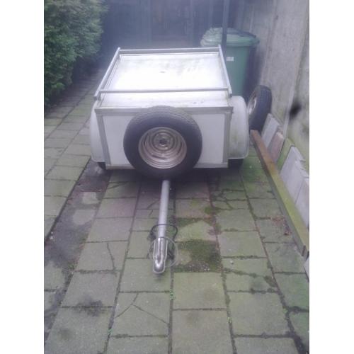 Zeer nette saris enkelasser  Saris enkelasser 2,15 lengte 1,20 breedte Banden als nieuw Verlichting in orde Neuswiel bodemplaat m