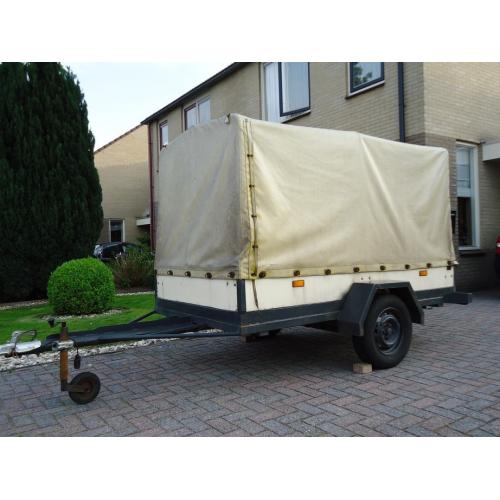 aanhanger voor weinig   bij deze bied ik mijn aanhanger te koop aan hij doet het prima niet de mooiste, wel de goedkoopste,