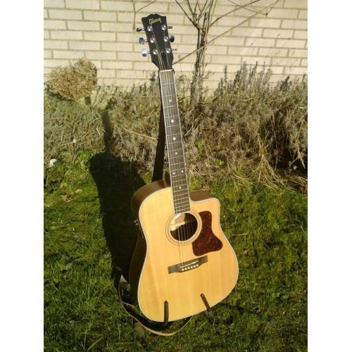 Semi akoestische westerngitaar merk Grand   In prima staat Semi akoestische western gitaar, merk Grand. Incl. batterij compartiment voor extra 