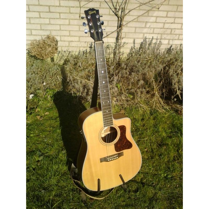 Semi akoestische westerngitaar merk Grand   In prima staat Semi akoestische western gitaar, merk Grand. Incl. batterij compartiment voor extra 
