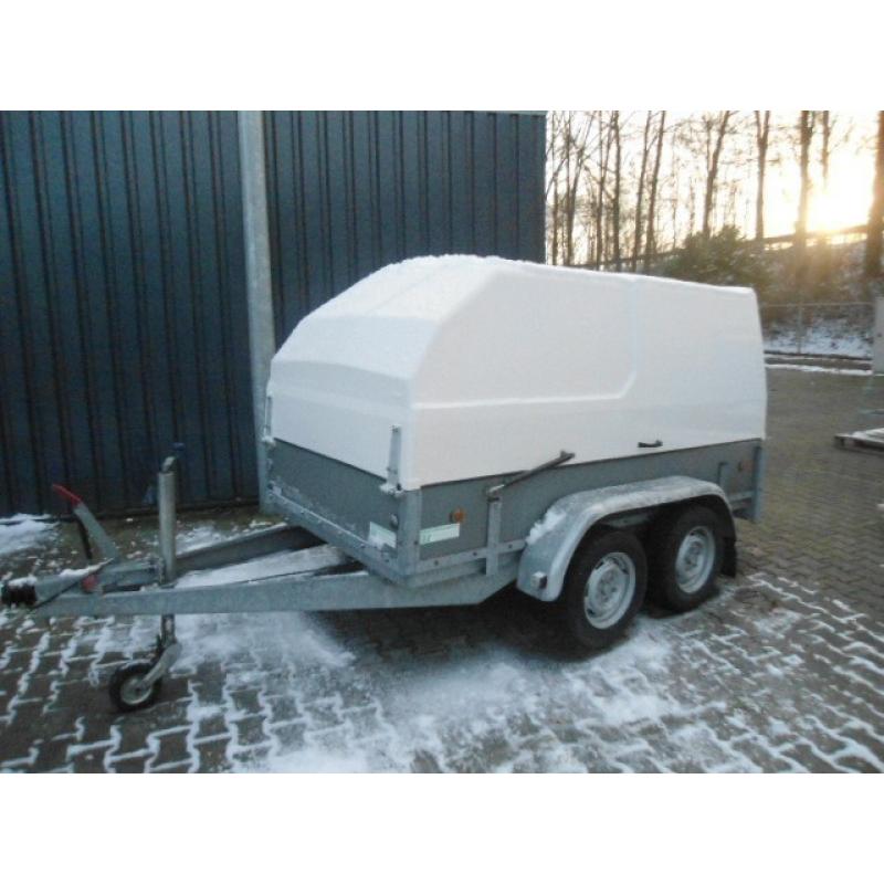 huifaanhangwagen   ruime huifaanhangwagen afmeting: (L) 2,57 x (B) 1,32 x ( H ) 1,50 kleur van de huif grijs  