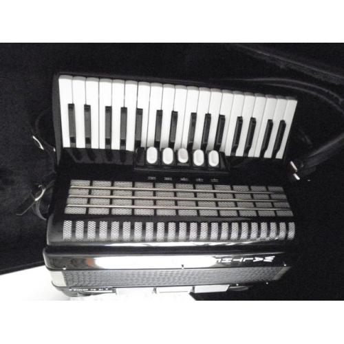 Gevraagd: gabbanelli ruilen voor piermaria-sanne 
 
 ik zou deze accordeon willen ruilen voor een piermaria-sanne 96 bas 3 korige musette-accordeon(gee