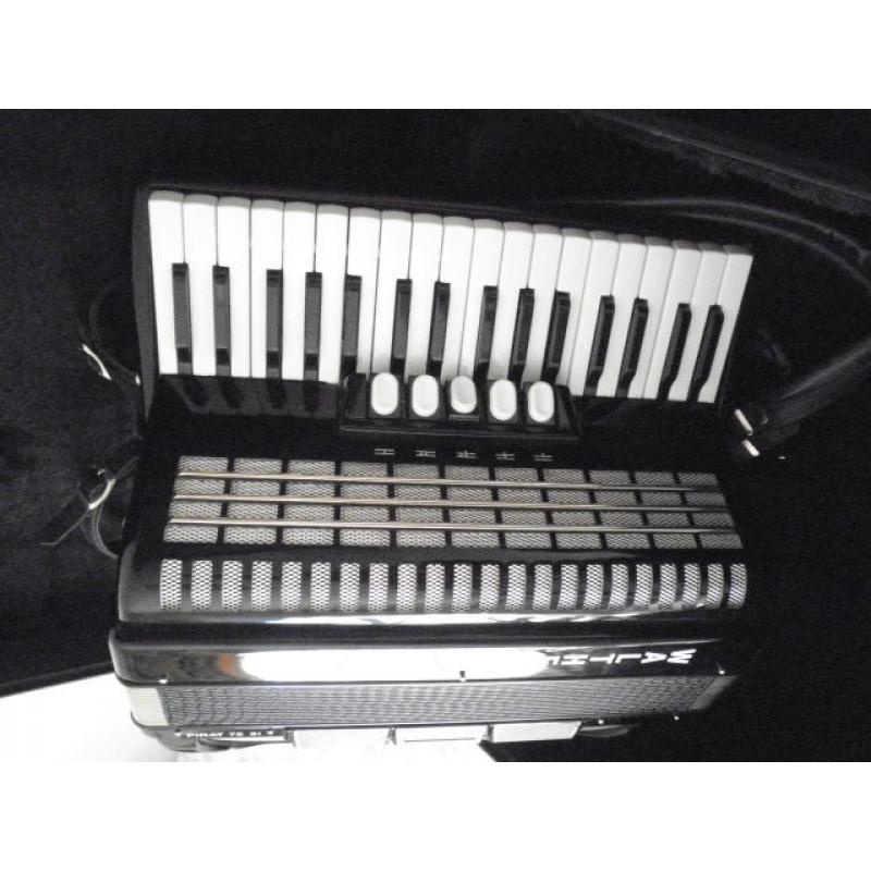 Gevraagd: gabbanelli ruilen voor piermaria-sanne   ik zou deze accordeon willen ruilen voor een piermaria-sanne 96 bas 3 korige musette-accordeon(gee