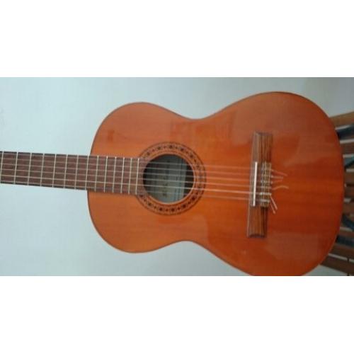 Asturias 7-snarige klassieke gitaar   Handcrafted in Japan (2006). Bovenblad cederhout. Zij- en achterblad Indisch Palisander. Zevensnari