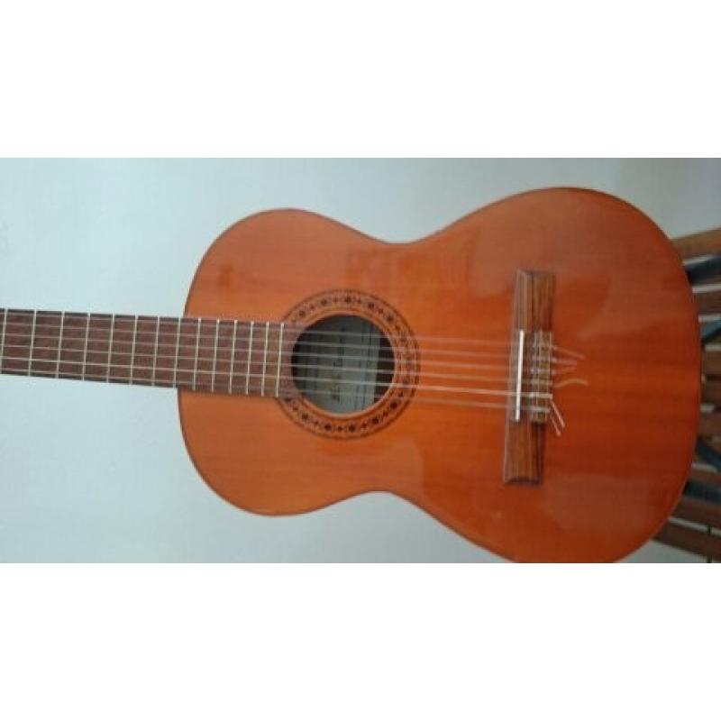 Asturias 7-snarige klassieke gitaar   Handcrafted in Japan (2006). Bovenblad cederhout. Zij- en achterblad Indisch Palisander. Zevensnari
