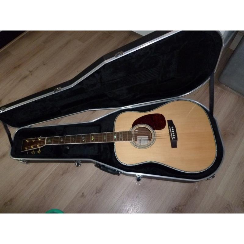 Orginele handgebouwde Susings gitaar   Echte handgemaakte Susings gitaar, inclusief tas. Snaren moeten vernieuwd. 