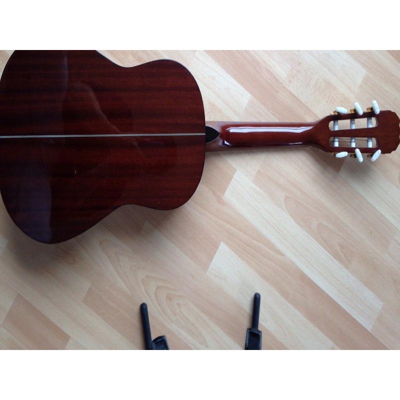 Mooie semi-acoustische Eros Western gitaar   Mooie semi-acoustische Western gitaar van het merk Eros. De gitaar speelt prima, en ook versterkt w