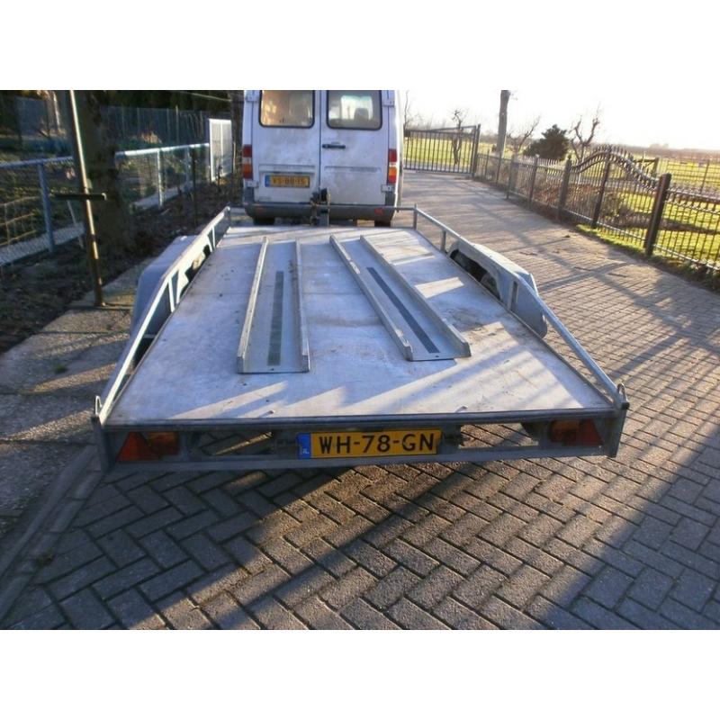 gesloten merk bagagewagens te huur waterdicht.   reserveer tijdig u bagagewagen voor de vakantie om teleurstelling te voorkomen. ze zijn allemaal v