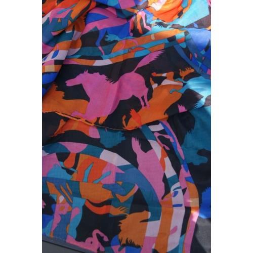 Sjaaltje met paardenmotief   Sjaaltje, nooit gedragen. Is alleen uit de verpakking geweest om er foto's van te maken. Ik heb 2 v