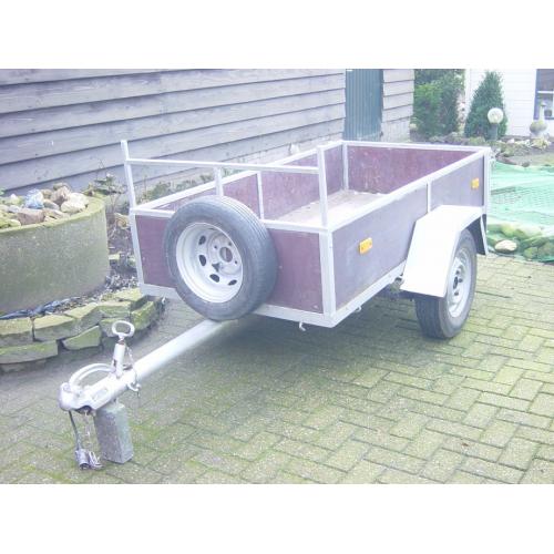 Gereedschapkist afgeschuind   Professionele gereedschapkist voor Aanhangwagen. Kompleet met afsluitbaar deksel. Hoeken zijn a