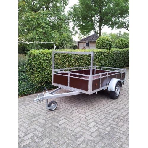 Bagagewagen met imperiaal 450 kg ongeremd aanhanger   Handige en ruime bagagewagen met imperiaal. Imperiaal werkt als contragewicht zodat de klep zonde