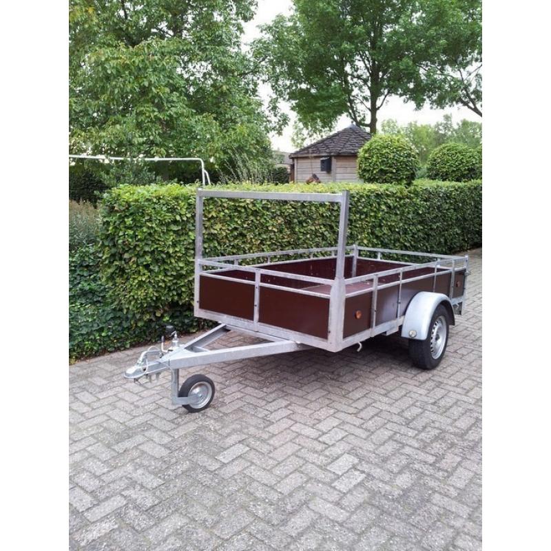 Bagagewagen met imperiaal 450 kg ongeremd aanhanger   Handige en ruime bagagewagen met imperiaal. Imperiaal werkt als contragewicht zodat de klep zonde