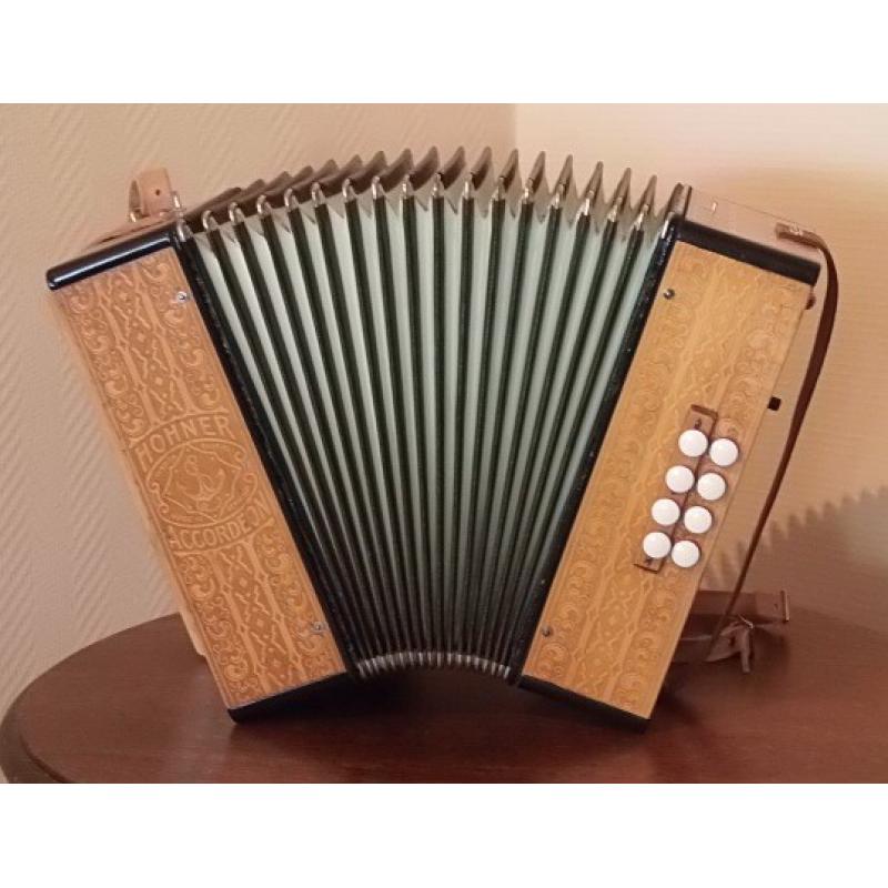 Accordiola Grande Concerto   De Accordiola Grande Concerto is een ongekend mooie 5 korige accordeon. 97 knoppen  