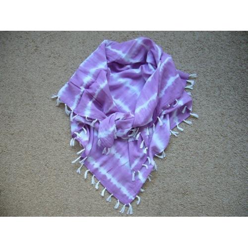 Cremekleurige sjaal (nieuw)
 
  Grote cremekleurige sjaal van 80 cm breed en 200 cm lang Mooie soepel vallende stof Uw bod is exc
