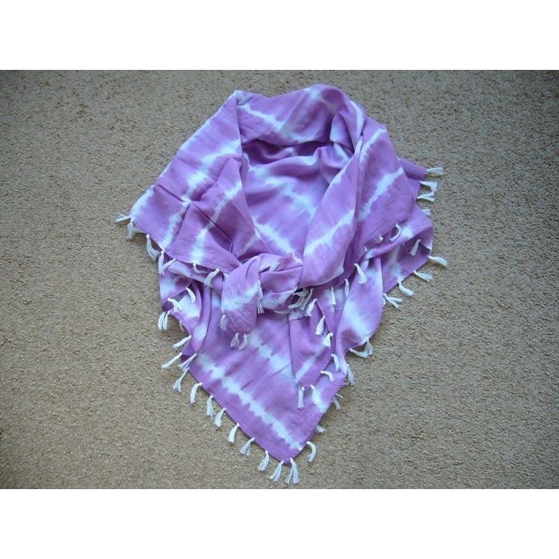 Cremekleurige sjaal (nieuw)
 
  Grote cremekleurige sjaal van 80 cm breed en 200 cm lang Mooie soepel vallende stof Uw bod is exc