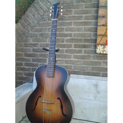 Acoustische Gitaren   2 Gitaren aangeboden. 1 is een kindergitaar en moet voorzien worden van nieuwe snaren. 1 is