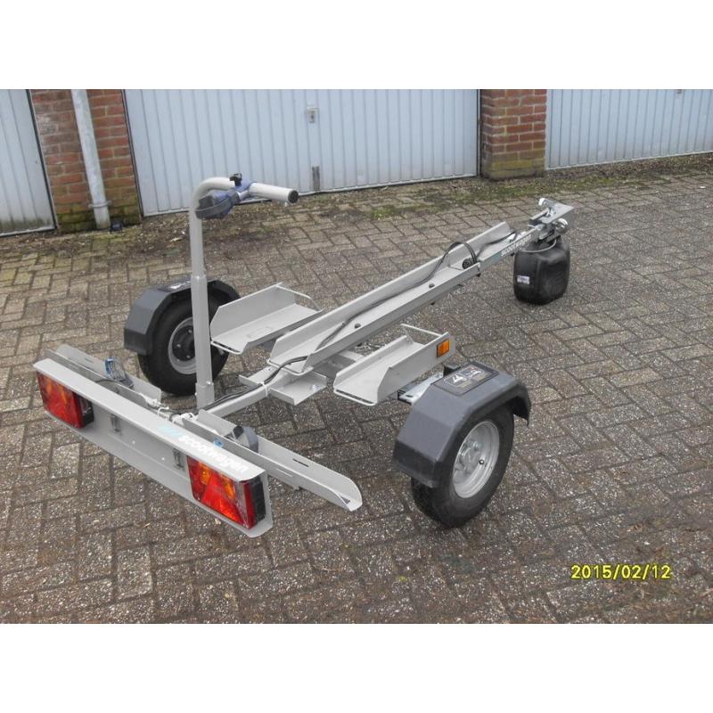 Te koop kleine auto ambulance.   te koop kleine 1 assige ambulance geschikt voor een kleine auto,hij mag niet zwaarder wegen dan 680