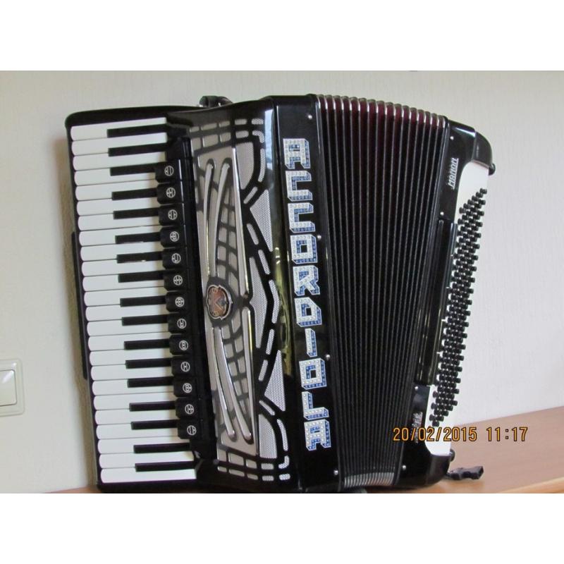 Accordeonreparatie, revisie en/of stemmen   Als gediplomeerd instrumentmaker (gezels diploma Leidsche Instrumentmakersschool) en zeer ervaren a