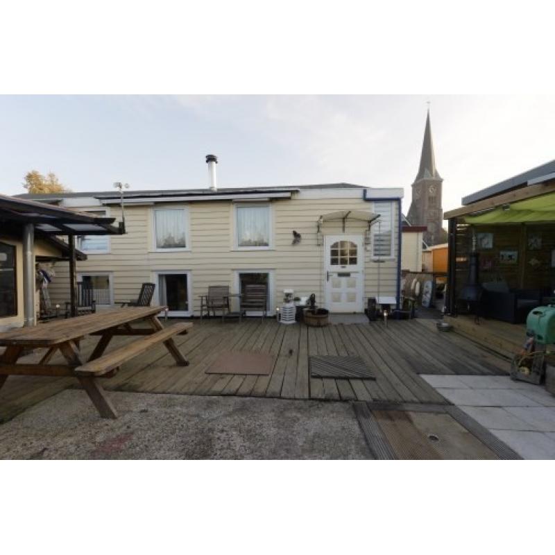 Stationsweg 52  Op een geweldige locatie met een wijds uitzicht ligt deze keurig onderhouden woonark. Altijd al op h