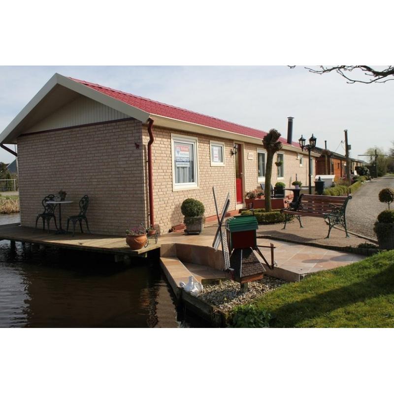 Frederikskade 9 W  Waterkavel met ligplaatsvergunning voor grote woonark met recreatieve bestemming Aangeboden door woo