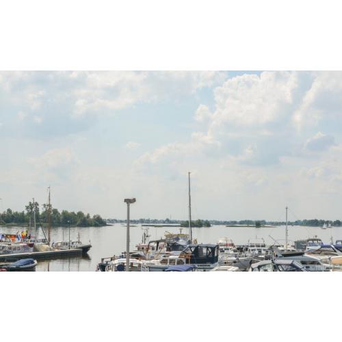 Hugo De Grootkade 16 w  Bijzonder fraaie en goed onderhouden woonark aan de Hugo de Grootkade in Amsterdam te koop! De locat