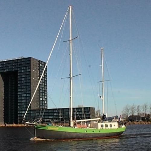 Braakdijk R 3 Rood  Op een rustgevende en tevens schitterende locatie, wonen op het water. Deze knusse en nette woonark 