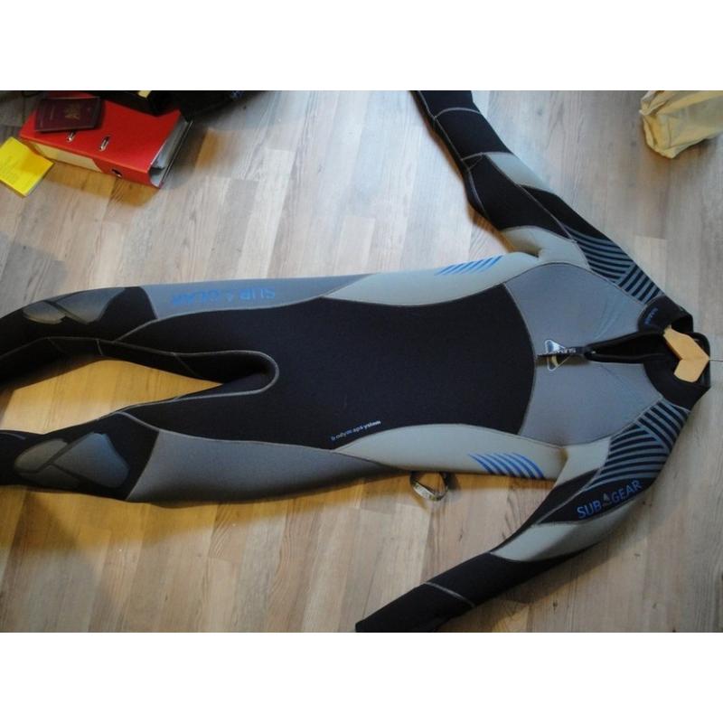 zandleven boten verf   ik heb hier 8 vaten botenverf ,in de kleuren titanium ,grijs wit en rood ,blauw 3 zijn gebruikt de 