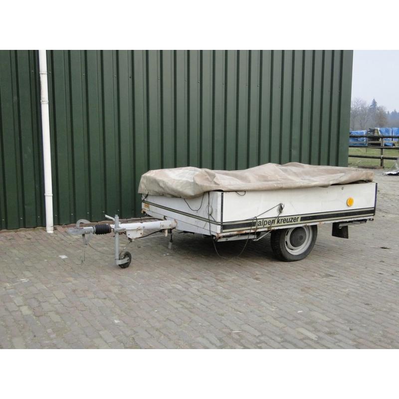Geheel gegalvaniseerder aanhanger bj 2012   Zeer nette uitziende aanhangwagen. Merk Konag Laadvermogen 750 kg. Lengte bak 1.07 breedte ba