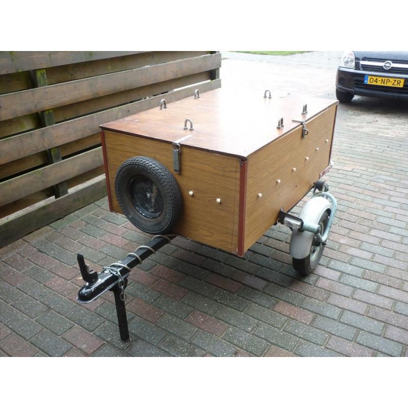 AANHANGER   Nette kleine aanhanger, met afdekzeil. Lengte: 2.10 x 1.50m Was voorheen vouwwagen, merk Alpen