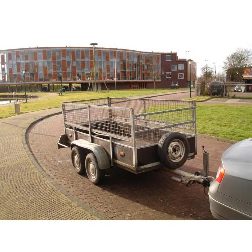 goede aanhanger met huif. merk humbaur   g.o.h. humbaur aanhanger met huif.met goede verlichting / houtwerk is prima / nummerplaathouders /