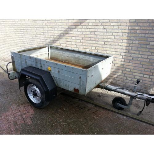 aanhanger   de aanhanger is opnieuw geverfd. de verlichting werkt. voorzien van bladveren. er licht een nieu