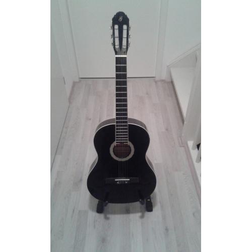 Gitaar + Gratis gitaarstandaard   Leuke giraar met een gratis gitaarstandaard. Bijna nooit op gespeeld, was er meer voor de sier  